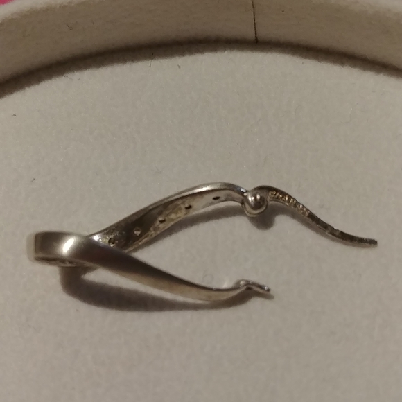 New Chamilia Silver Infinity Earrings With CZ - Picture 7 of 10